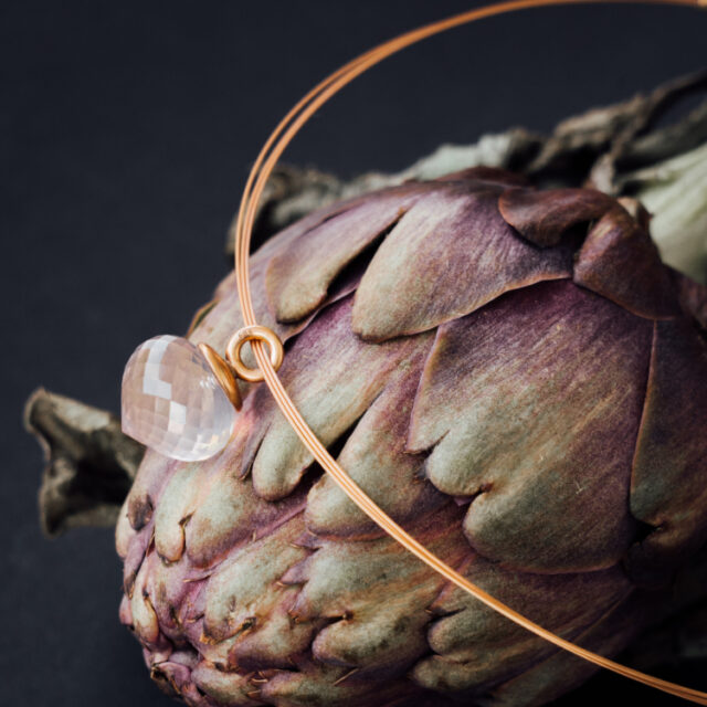 Anhänger rosa Edelstein in einem Zwiebelschliff auf einer Artischocke liegend