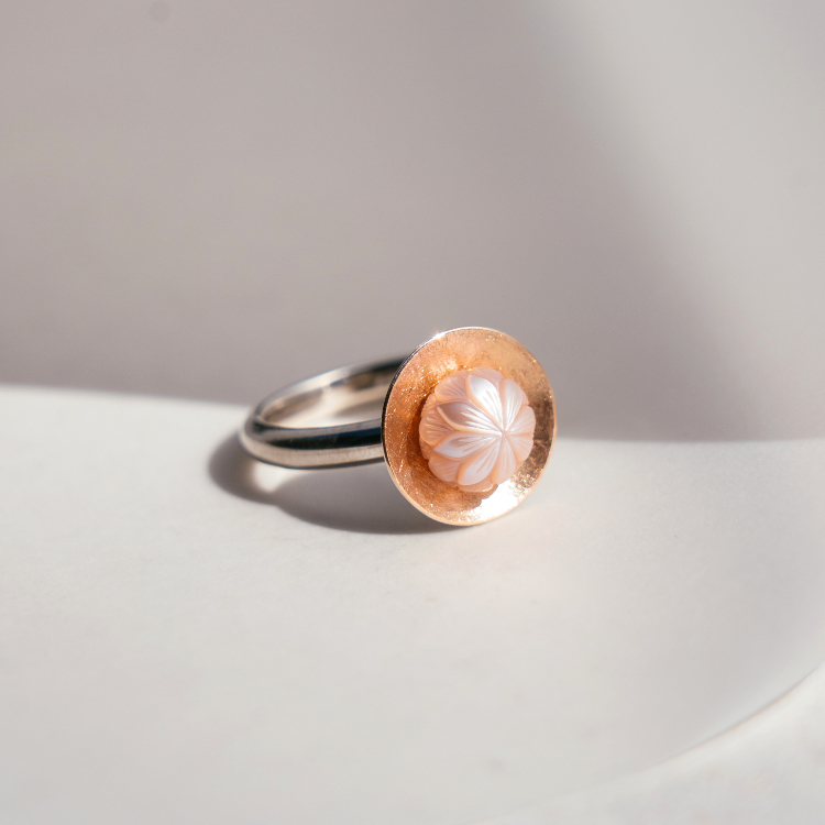 Ring mit einer Roségoldschale und mittig sitzt eine gravierte ros Süßwasserperle