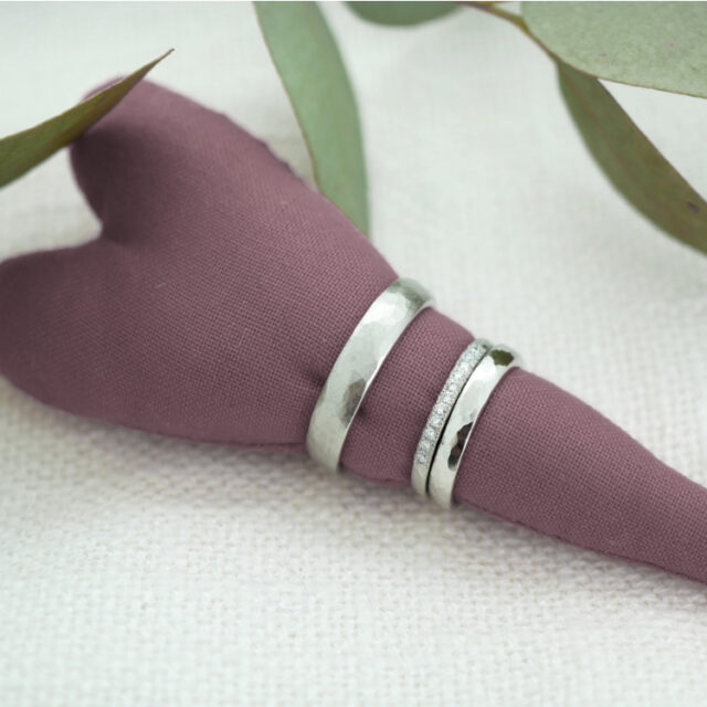 Trauringe aus Platin mit Vorsteckring und Hammerschlag