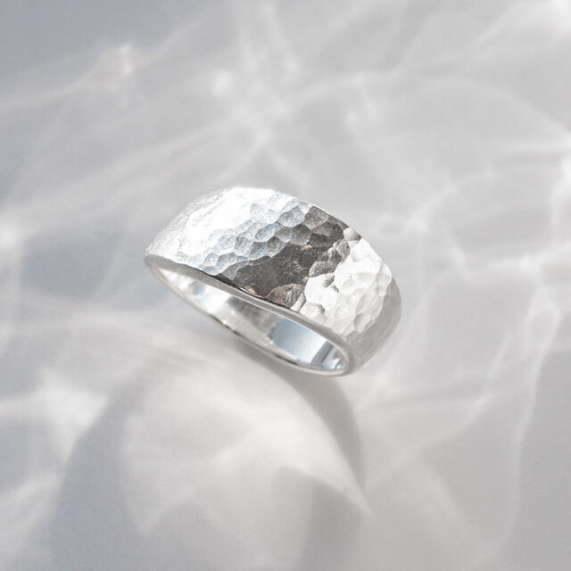 Ergo Schmuckring mit gehämmerter Oberflächenstruktur aus Silber