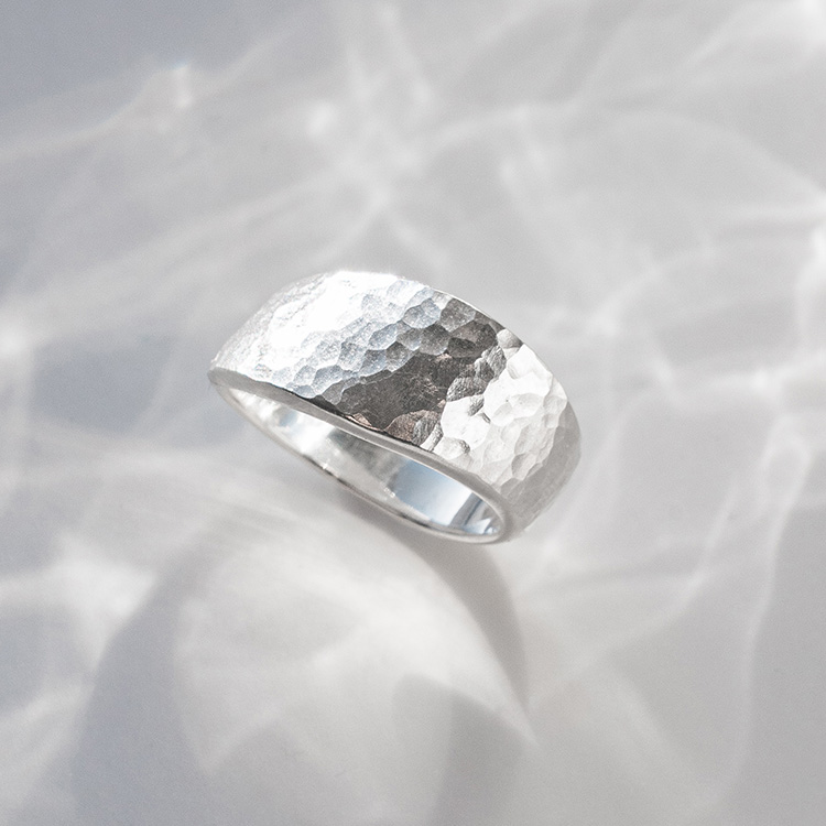 Ergo Schmuckring mit gehämmerter Oberflächenstruktur aus Silber