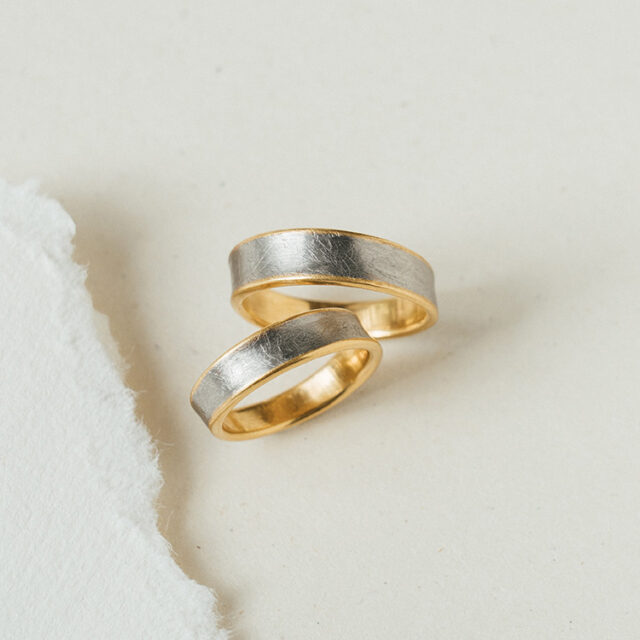 Zweifarbige Trauringe, innen Gelbgold, außen Platin. Mit kreismatter Oberfläche