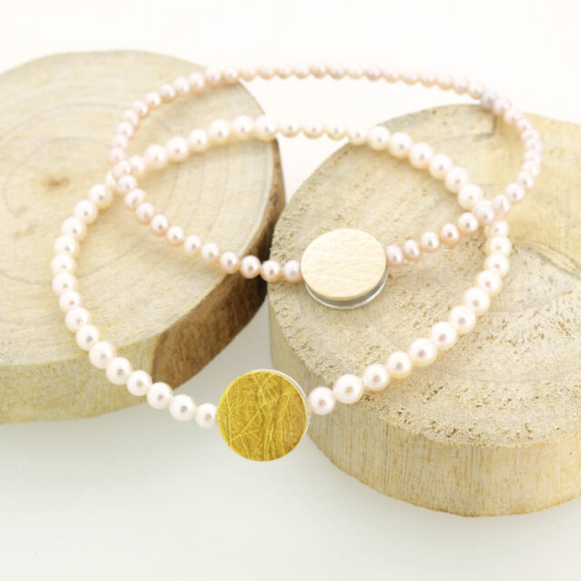 Perlenarmbänder weiß und rosa mit Goldelement