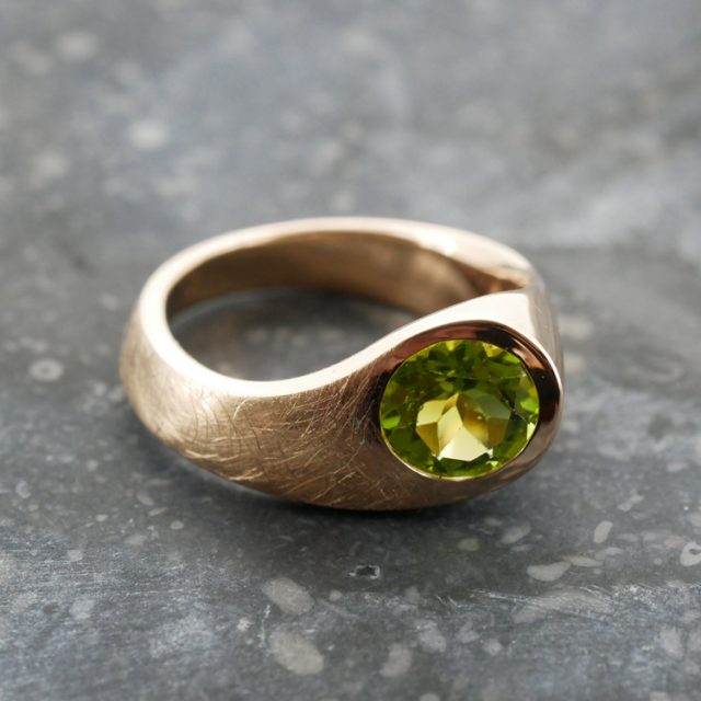 Ring aus Rosegold mit Peridot
