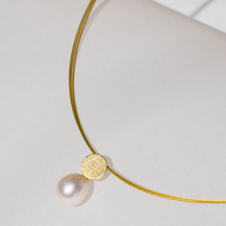 Perlenanhänger mit einem Goldpunkt