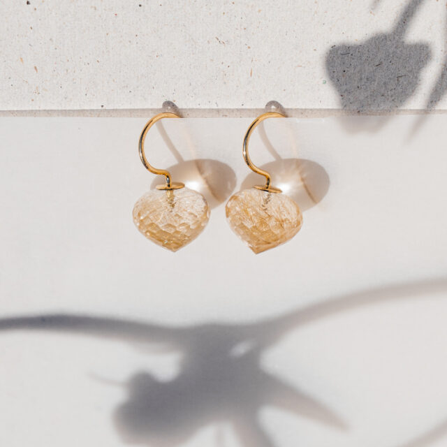 Ohrhänger mit Edelsteinen in einem Zwiebelschliff