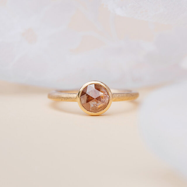Besonderer Verlobungsring mit naturfarbener Diamantrose