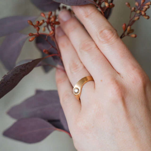 Verlobungsring aus Roségold mit chamapgner farbenen Brillanten