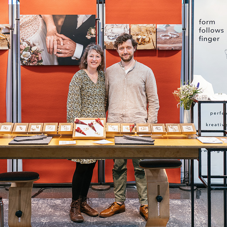 Messestand auf einer Hochzeitsmesse mit Schmuck und Trauringen.