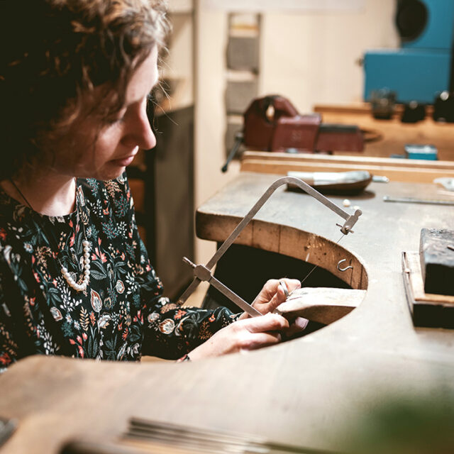 Schmuckwerkstatt, Goldschmiedemeisterin Maike Thomas arbeitet am Werktisch