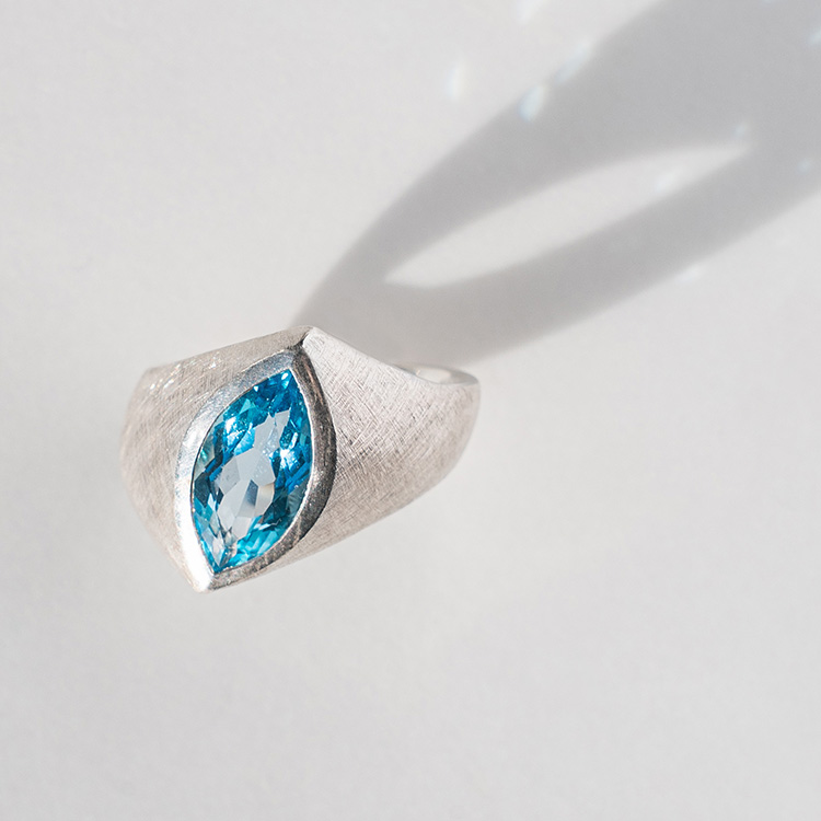 Ergonomischer Silberring 'Navette' mit großem funkelnden blauen Topas