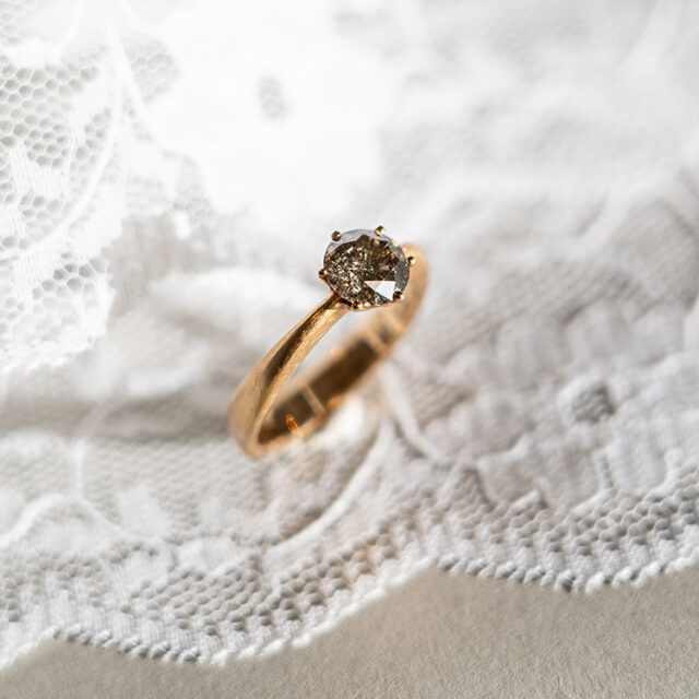 Klassischer Verlobungsring mit Salt & Pepper Diamant und Krappenfassung