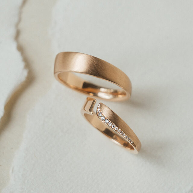 Eheringe in Roségold, der Damenring mit Spalt und weißen Brillanten