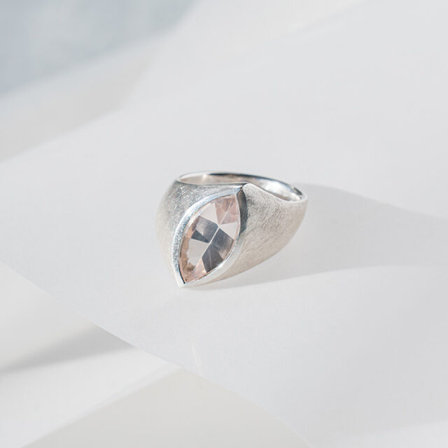 Ergonomischer Ring aus Silber mit matt strukturierter Oberfläche und großem Rosenquarz im Navette Schliff