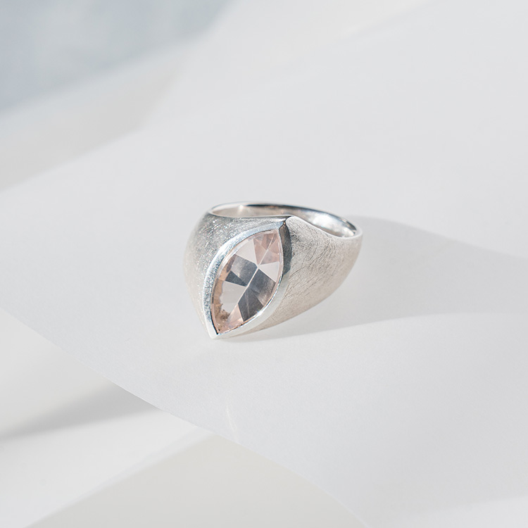 Ergonomischer Ring aus Silber mit matt strukturierter Oberfläche und großem Rosenquarz im Navette Schliff