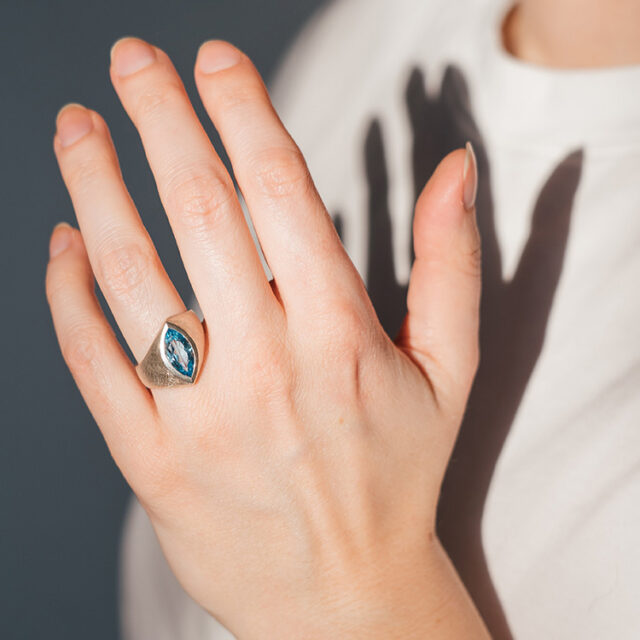 Ring Big Big Navette an einer Hand. Silber mit Topas im Navette Schliff