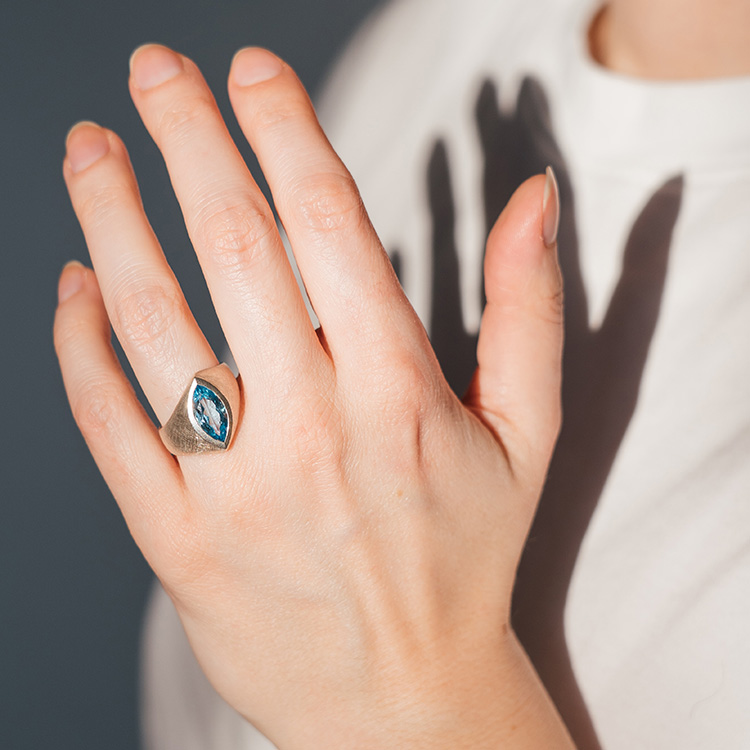 Ring Big Big Navette an einer Hand. Silber mit Topas im Navette Schliff