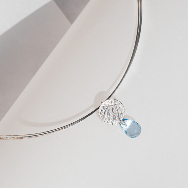Kette aus Silber mit Punkt Element und blauem Topas