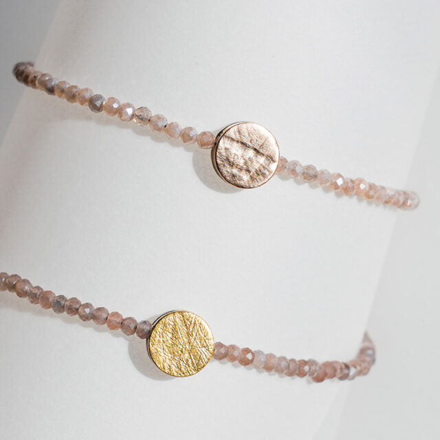 Armbänder mit Mondstein in warmem Braun/Orange und Element aus Gold und Roségold mit strukturierter Oberfläche.