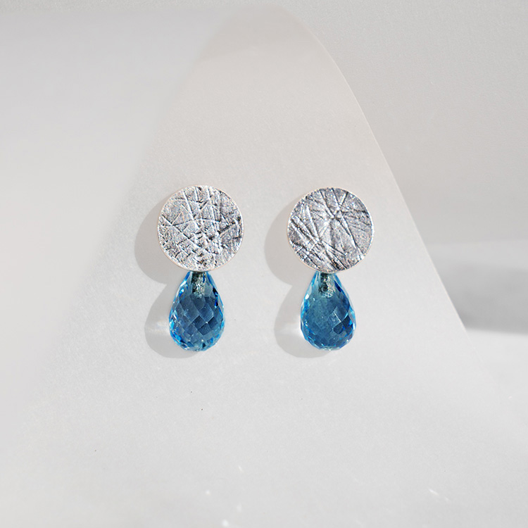 Ohrstecker mit Element aus Silber und blauen Topas Pampeln