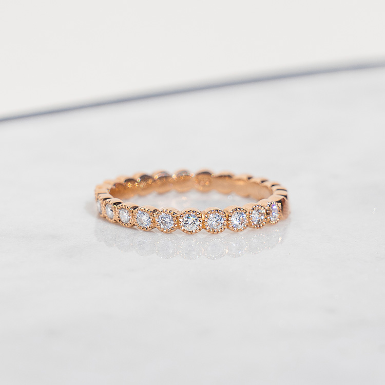 Feiner Verlobungsring aus Gold mit Brillanten mit Millgriff Fassung.