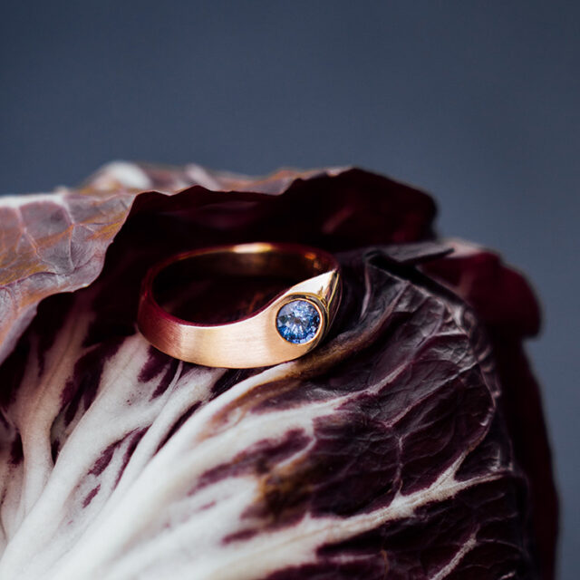 Ergonomischer Ring in Roségold mit blauen Saphir.