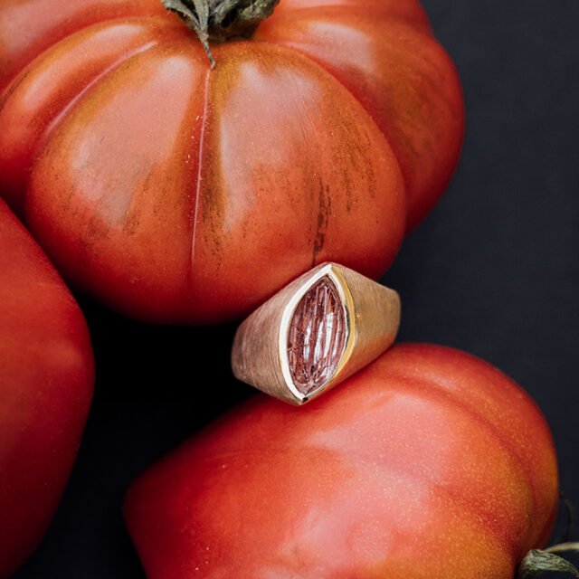 Ring aus Rotgold mit einem rötlichen Rutilquarz in Navette Form