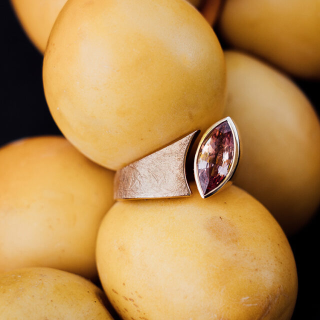 Ring aus Rotgold mit Spalt und Malaya Granat im Navette Schliff. Kreismatte Oberfläche.