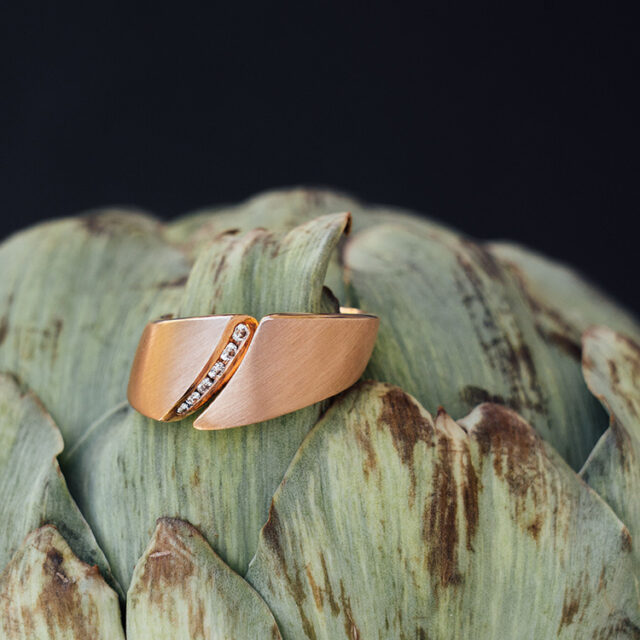Ring aus Rotgold mit Spalt und einer Reihe aus Brillanten auf einer Artischocke. Gestrichen matte Oberfläche.