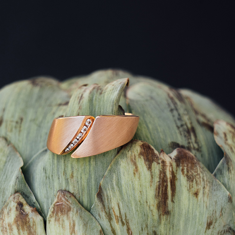 Ring aus Rotgold mit Spalt und einer Reihe aus Brillanten auf einer Artischocke. Gestrichen matte Oberfläche.