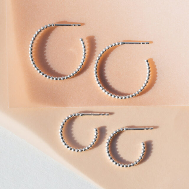 Zwei Paare Silbercreolen in unterschiedlicher Größe