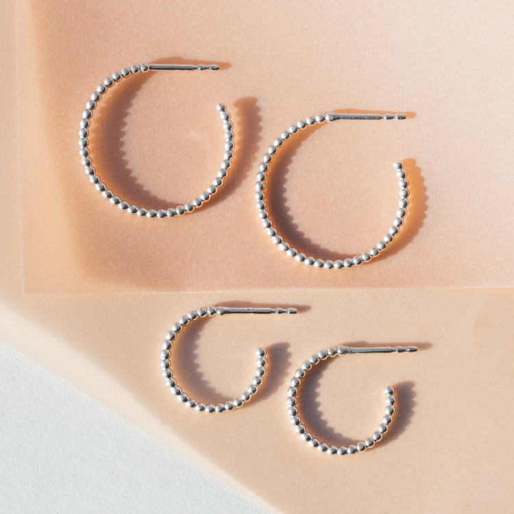 Zwei Paare Silbercreolen in unterschiedlicher Größe