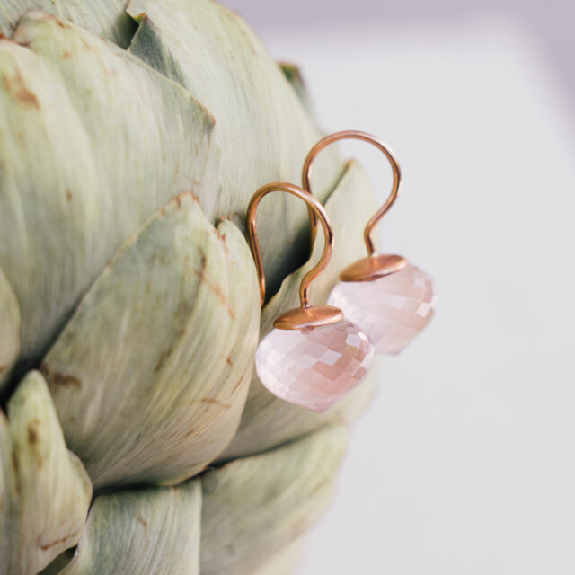 Ohrhänger mit rosa Edelsteinen im Zwiebelschliff mit einer Artischocke dekoriert