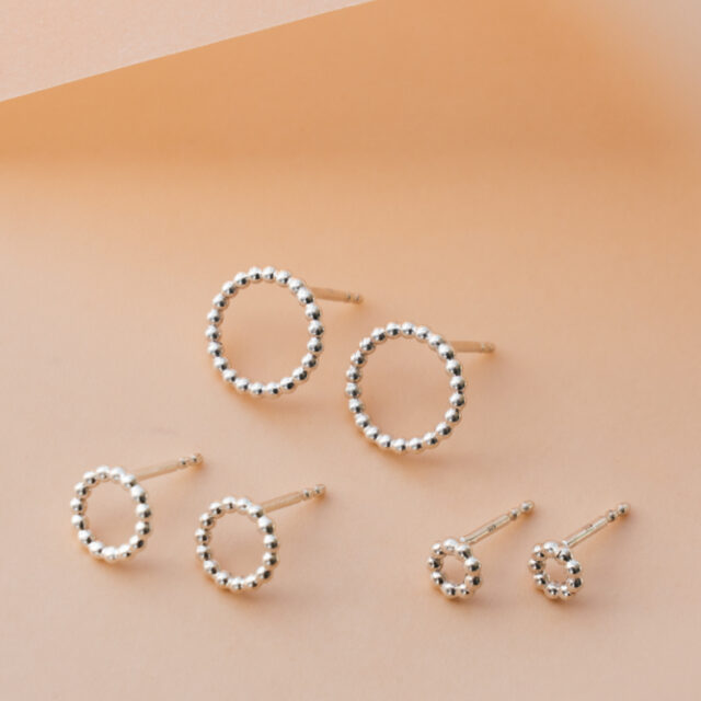 Drei Ohrsteckerpaare in verschiedenen Größen aus Silber