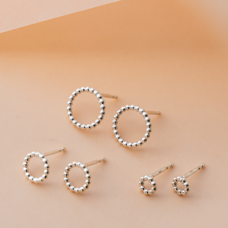 Drei Ohrsteckerpaare in verschiedenen Größen aus Silber