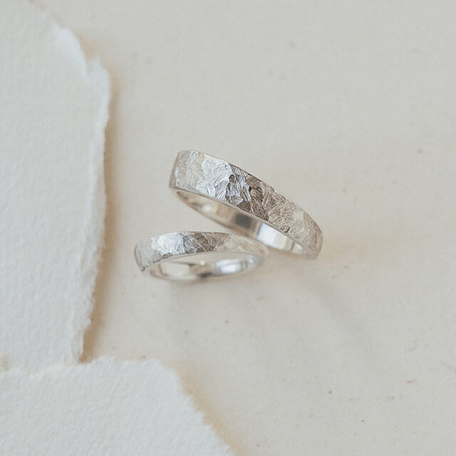 Trauringpaar aus Silber mit grober Struktur