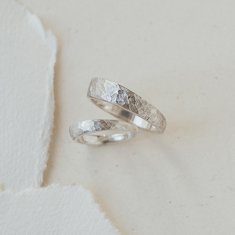 Trauringpaar aus Silber mit grober Struktur