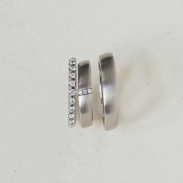 Trauringpaar mit Verlobungsring als Vorsteckring aus Platin mit kleinen Brillanten