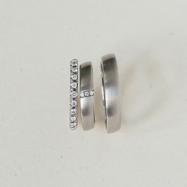 Trauringpaar mit Verlobungsring als Vorsteckring aus Platin mit kleinen Brillanten