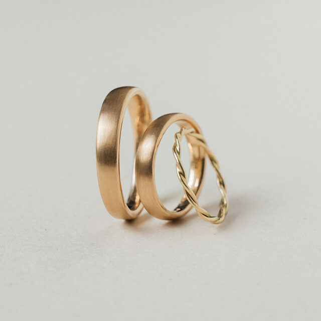 klassisches Trauringpaar in Gelbgold mit dünnem verdrehten Vorsteckring