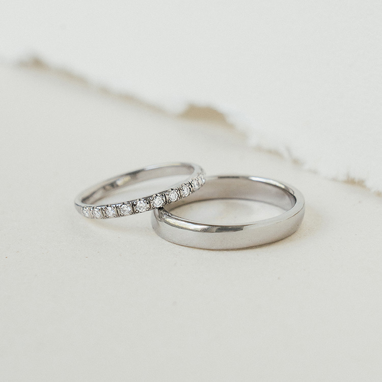 Klassisches Trauringpaar aus Platin mit polierter Oberfläche und Brillanten im Damenring