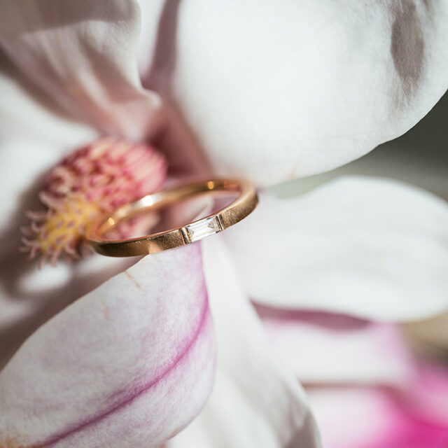 Ring in Roségold mit braunem Diamanten im Baguette-Schliff mit matter Oberfläche auf einer Magnolien-Blüte