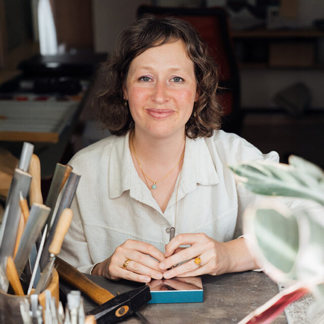 Portrait der Goldschmiedemeisterin Maike Thomas in ihrer Werkstatt am Werktisch