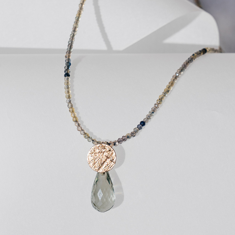 Kette aus grünen Perlen im Farbverkauf mit Anhänger mit Element aus Gold und Prasiolith