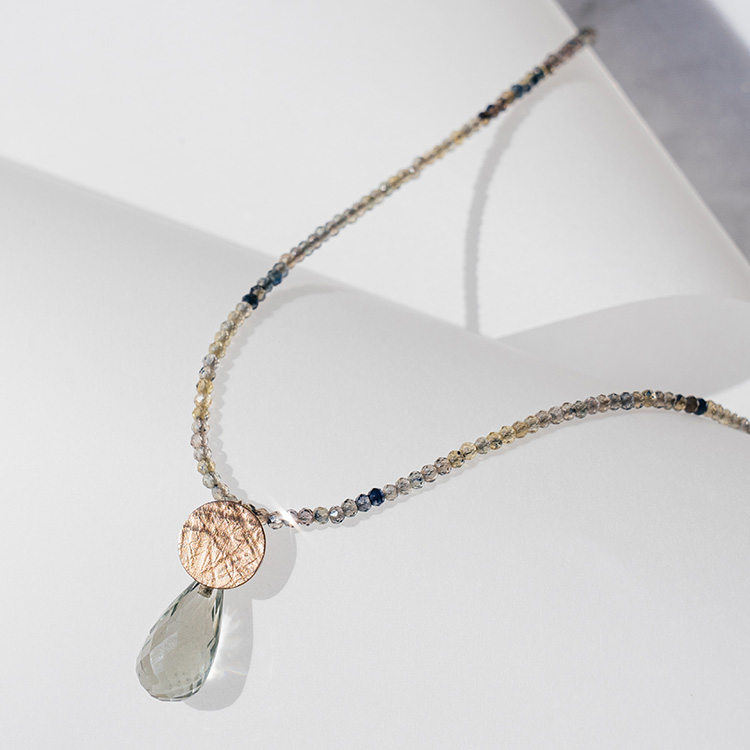 Kette aus grünen Perlen im Farbverkauf mit Anhänger mit Element aus Gold und Prasiolith