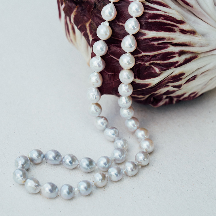 Perlenkette mit sanftem Farbverlauf von weiß zu grau mit natürlicher Form