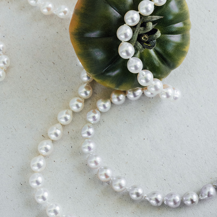 Perlenkette mit sanftem Farbverlauf von weiß zu grau mit natürlicher Form
