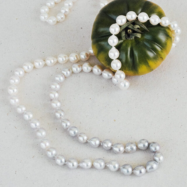 Perlenkette mit sanftem Farbverlauf von weiß zu grau mit natürlicher Form