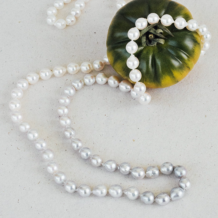 Perlenkette mit sanftem Farbverlauf von weiß zu grau mit natürlicher Form