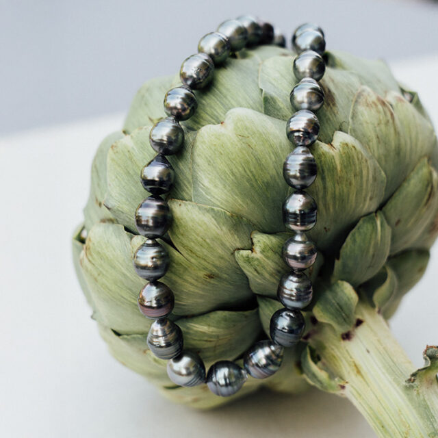 Perlenkette mit schwarzen Tahitiperlen in natürlicher Form